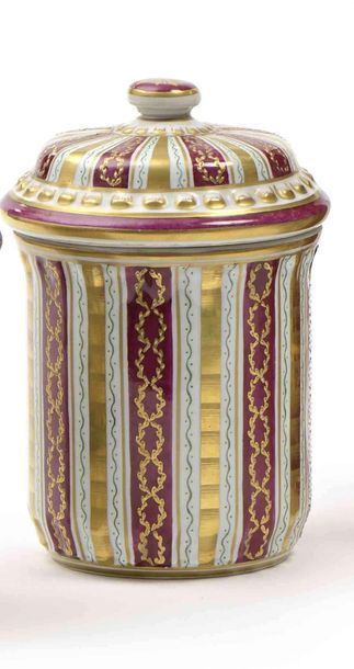null Pot à tabac cylindrique en porcelaine de Limoges à décor Grignan rubis. Signé....
