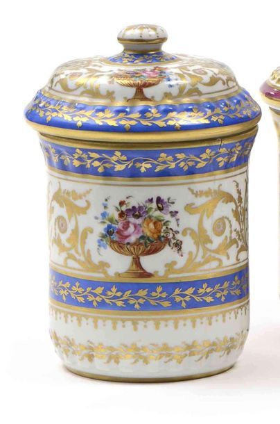 null Pot à tabac cylindrique en porcelaine de Limoges à décor polychrome Baron Jourdan....