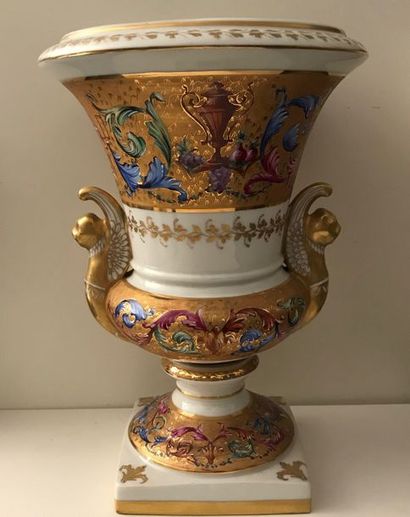 null Grand vase Médicis sur base carrée en porcelaine blanche de Limoges à décor...