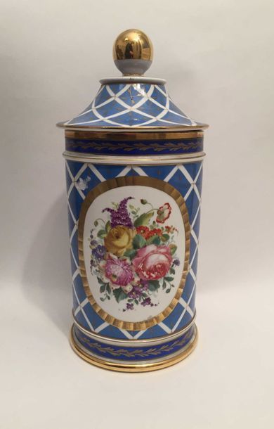 null Pot couvert cylindrique en porcelaine de Sèvres à décor de croisillons sur fond...