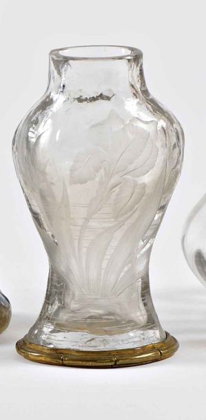 null E. ENOS Vase de forme balustre en cristal à décor gravé d’iris. Base cerclée...