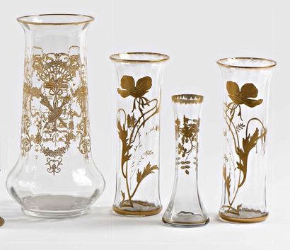 null Lot de quatre vases en verre comprenant : Vase en verre gravé rehaussé d’or...