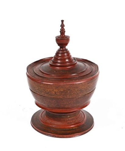 null Grande boîte en bois tourné laqué rouge. Thaïlande, XIXème siècle. Haut. : 50...