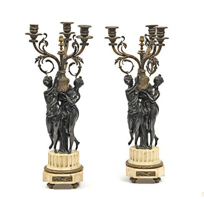 null Paire de candélabres en bronze à patine brune représentant deux nymphes drapées...