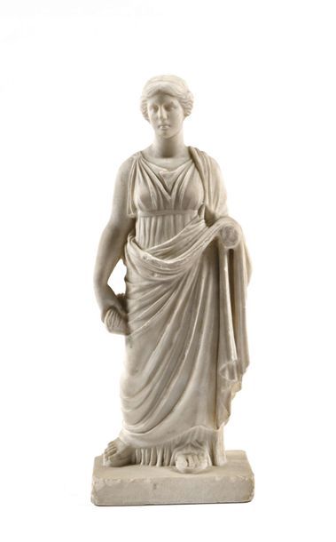 null D’après l’Antique Sculpture en marbre blanc représentant une femme drapée. XIXe...