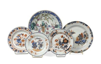 null JAPON, Imari. Grand plat en porcelaine à décor polychrome de pagodes dans des...