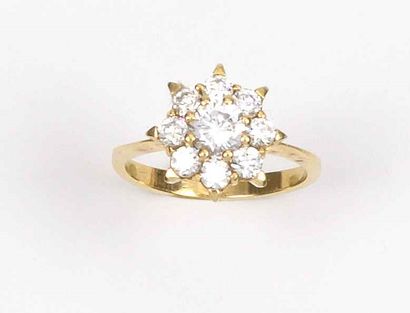 null Bague « fleur » en or jaune 18K (750 millièmes), ornée de diamants de taille...