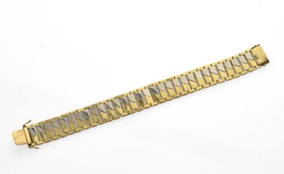null 
Bracelet plat en deux tons d’or jaune et gris, fermoir à cliquet et deux huit...