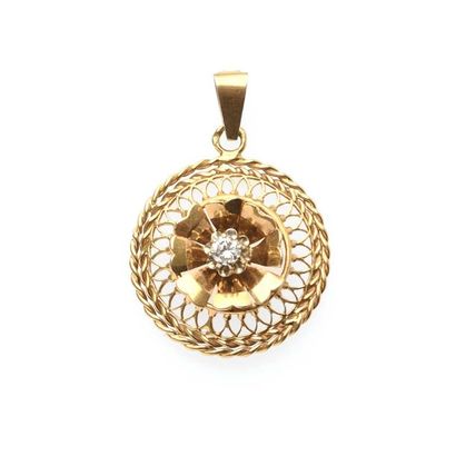 null 
Pendentif en or jaune 18K (750° millièmes), orné d’un diamant en serti griffe...