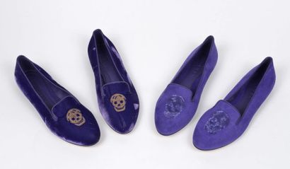 null Alexander McQueen : deux paires de mocassins l’une en daim violet à décor d’une...