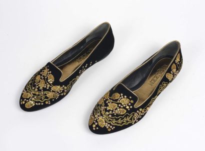 null Alexander McQueen : mocassins en cuir et velours noir rebrodés de fils dorés...