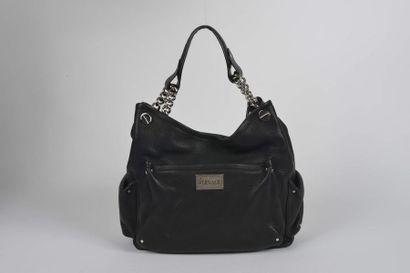 null VERSACE : sac en cuir noir anse chaine en métal argenté et cuir, 3 poches extérieures...