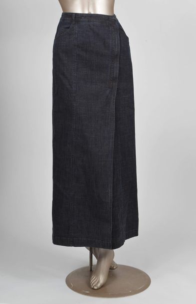 null CHANEL : jupe longue droite en jean délavé noir et bleu délavé. T. 36 