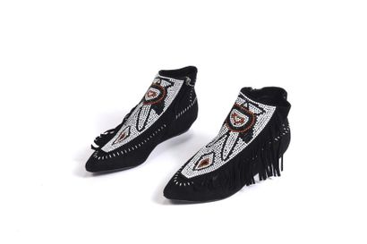 null Giuseppe ZANOTTI : boots Minnetonka en daim noir, a décor de motifs perlés blanc...