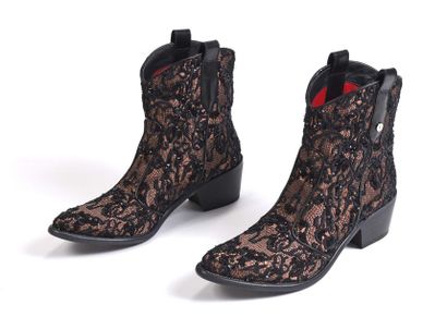 null Cesare PACIOTTI : paire de boots en cuir rose recouvert de dentelle noire rebrodée...