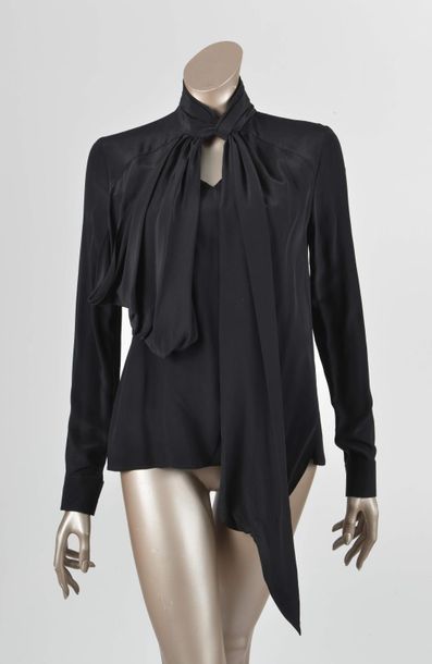 null GIVENCHY : blouse en soie noire, manches longues, effet de drapé au niveau de...