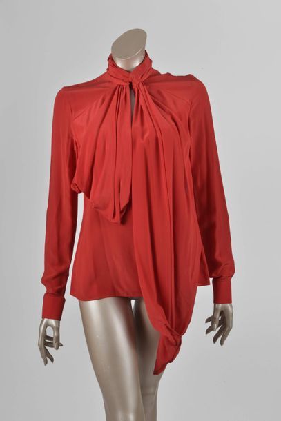 null GIVENCHY : blouse en soie rouge vermillon, manches longues, effet de drapé au...