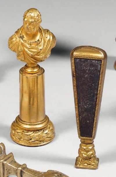 null Cachet armorié à intaille sur cornaline, en bronze doré représentant un buste...