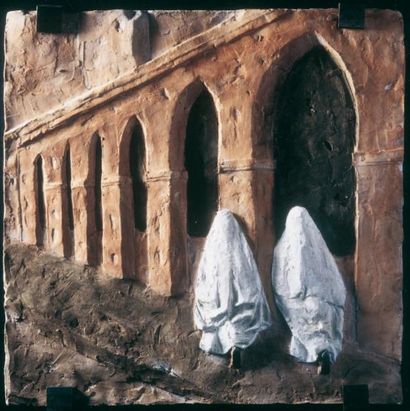 Marie LA VARANDE (XXe siècle) Femmes à Essaouira Bas-relief en terre cuite patinée....