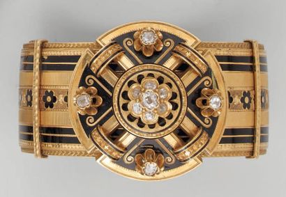 null Bracelet semi rigide ouvrant en or jaune formé d'un large ruban à décor de bandeaux...