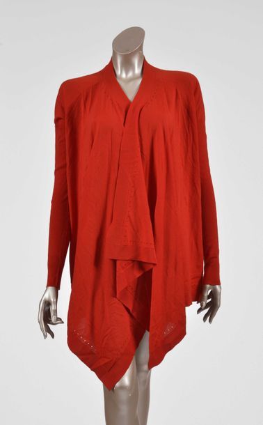 null GIVENCHI : Lot de deux gilets rouge vermillon en laine, manches longues. T....