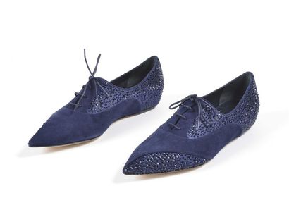 null René CAOVILLA : paire de derbys en daim bleu nuit avec application de strass...