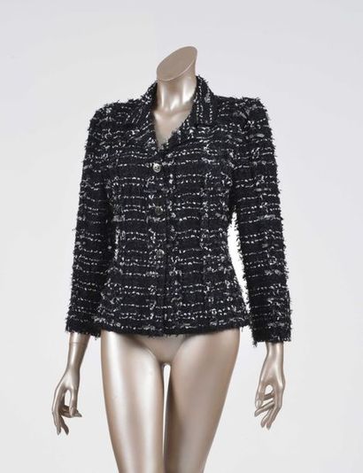 null CHANEL : veste tweed en acrylique noir moucheté blanc, boutonnage simple, manches...