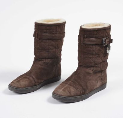 null DIOR : bottines fourrées en daim marron, à décor de motifs de cannage surpiqué,...