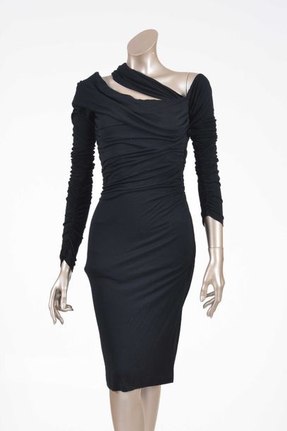 null VERSAGE : robe de soirée en acrylique noir, encolure asymétrique, effet de drapé...