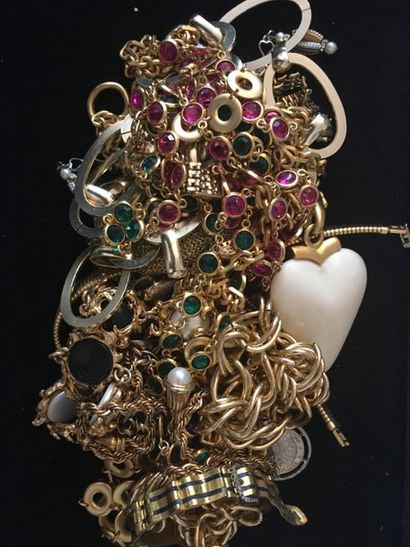 null Lot of costume jewellery in gold metal