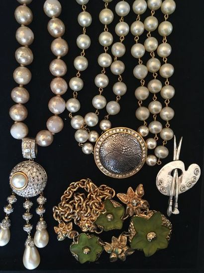 null Lot of costume jewelry signed: GUY LAROCHE, RENE GOUIN, ROCHAS, VALENTINO,