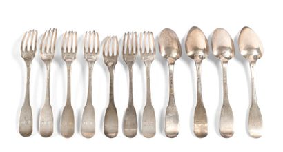 null Set of 4 place settings and 3 forks, single flat model. 6 forks and 2 spoons...