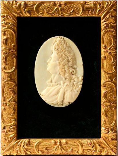 null Médaillon ovale en ivoire sculpté représentant le profil lauré de Louis XIV....