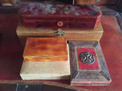 null Rectangular wooden box sheathed in shagreen. Included are a rectangular box...