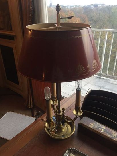 null Lampe bouillotte en bronze doré à trois bras de lumière, abat-jour en tôle laqué...