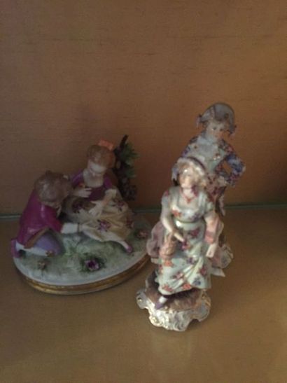 null Groupe en porcelaine allemande à décor d'une scène galante On y joint deux figurines,...