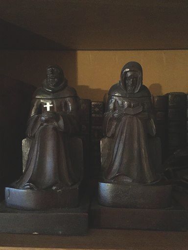 null Deux figurines en bois sculpté représentant des abbés. XXème siècle.