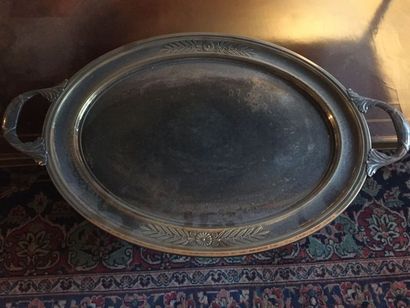 null Oval tray in silver plated metal chiselled with palmettes.