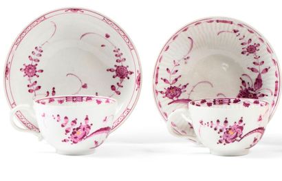 null Pair of porcelain cups with floral decoration in Chinese taste. Meissen, 18th...