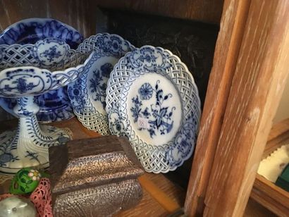 null Série d’assiettes en porcelaine allemande bleu et blanc à décor de vannerie,...