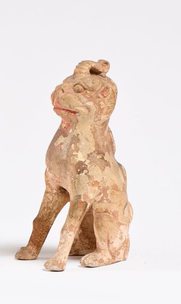 null CHINE - Époque TANG (618-907) Statuette de qilin cornue en terre cuite émaillée...