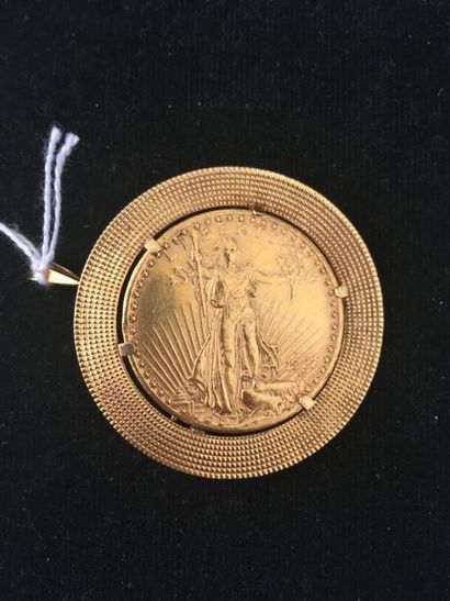 null Broche circulaire en or jaune strié ornée d'une pièce de 20 dollars 1927.