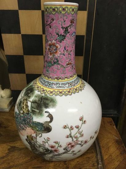 null CHINE Vase en porcelaine polychrome de la Famille rose à décor de pivoines sur...