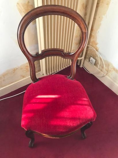 null Chaise en bois mouluré. Epoque Louis-Philippe. Garniture en velours rouge.