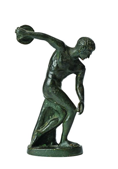 null 36 Ecole du XIXe siècle Le discobole Epreuve en bronze à patine verte. Usures....