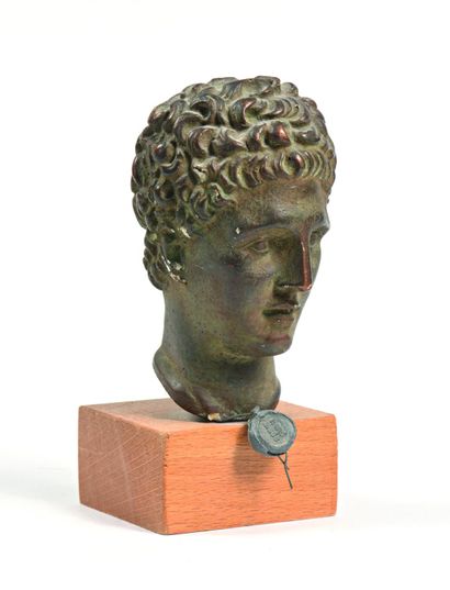 null 2 Tête de romain en plâtre vernissé couleur bronze. Elle repose sur un socle...
