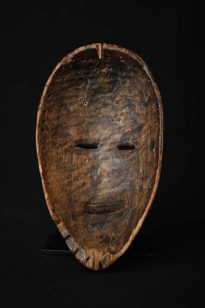 null DAN (Côte d'Ivoire). Masque d'homme en bois en bois à patine noire. Fente à...