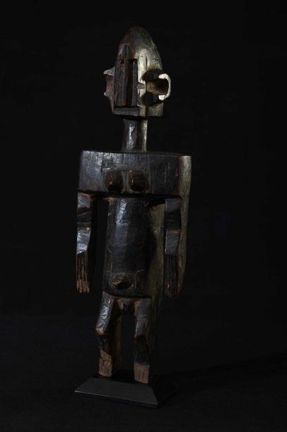 null BAMBARA (Mali). Statuette féminine les bras le long du corps. Manque les pieds,...