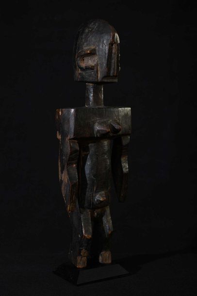 null BAMBARA (Mali). Statuette féminine les bras le long du corps. Manque les pieds,...