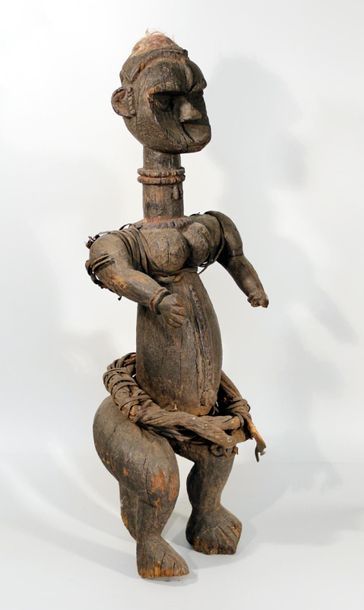 null Afrique. Cameroun. Importante statuette bamiléké. H. 72cm.